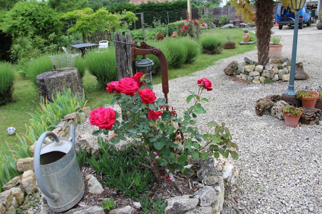 Maison D'Hotes Le Lavoir Fontaines  Exterior foto