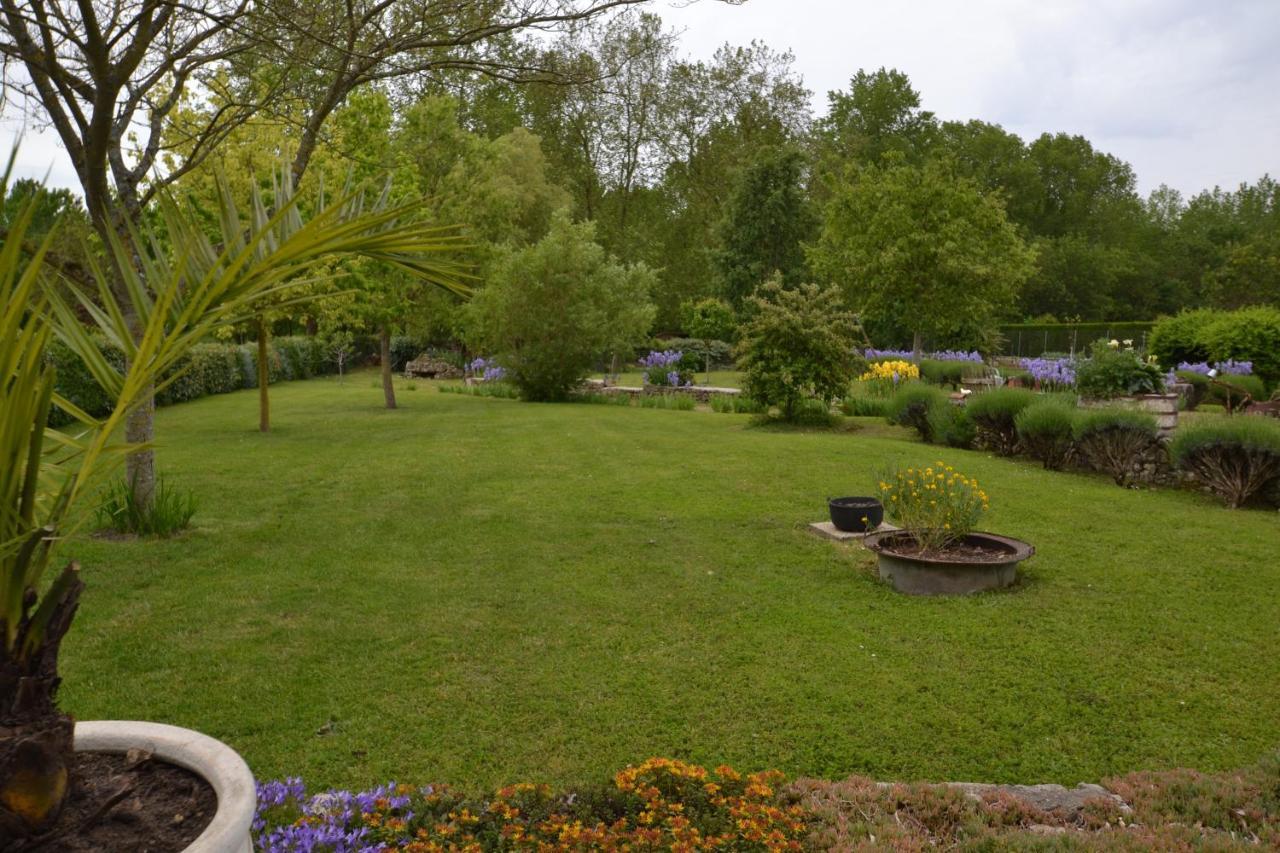 Maison D'Hotes Le Lavoir Fontaines  Exterior foto